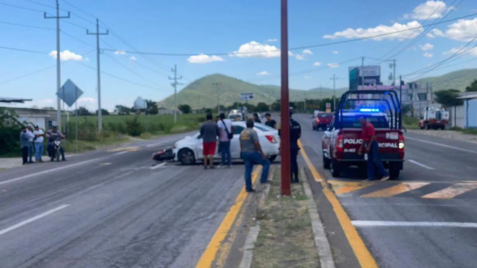 Un masculino de aproximadamente 25 años, que portaba su casco de seguridad, se salvó de milagro